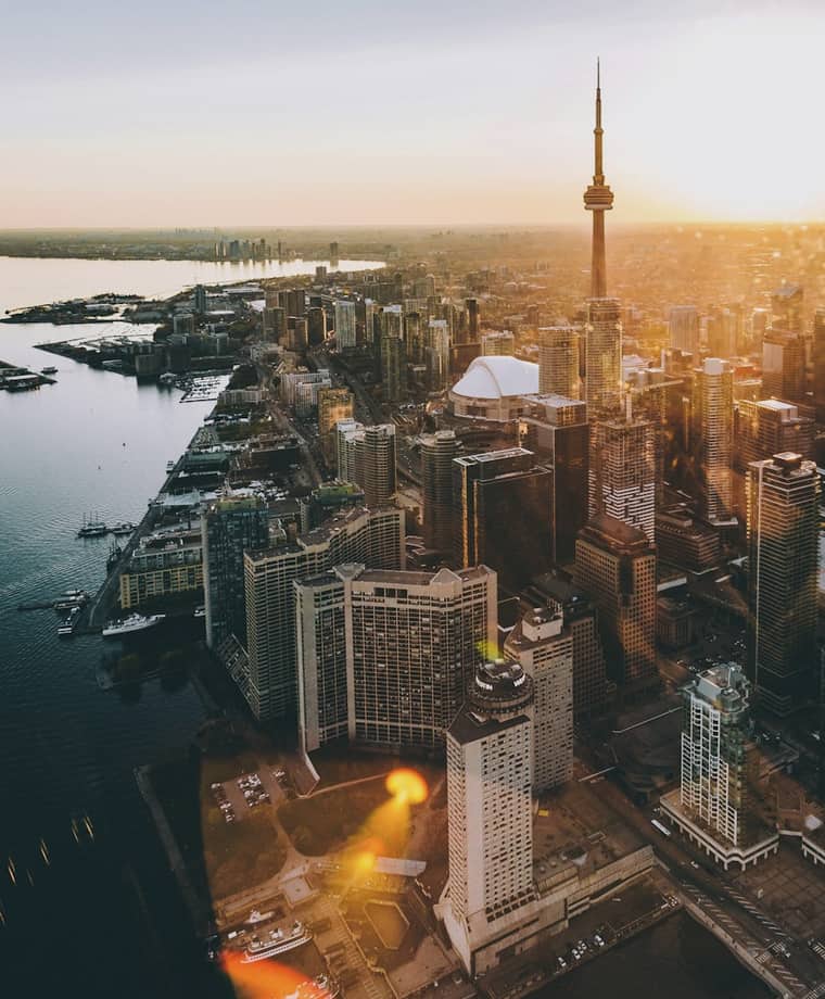 Vista aérea de Toronto con la Torre CN al amanecer